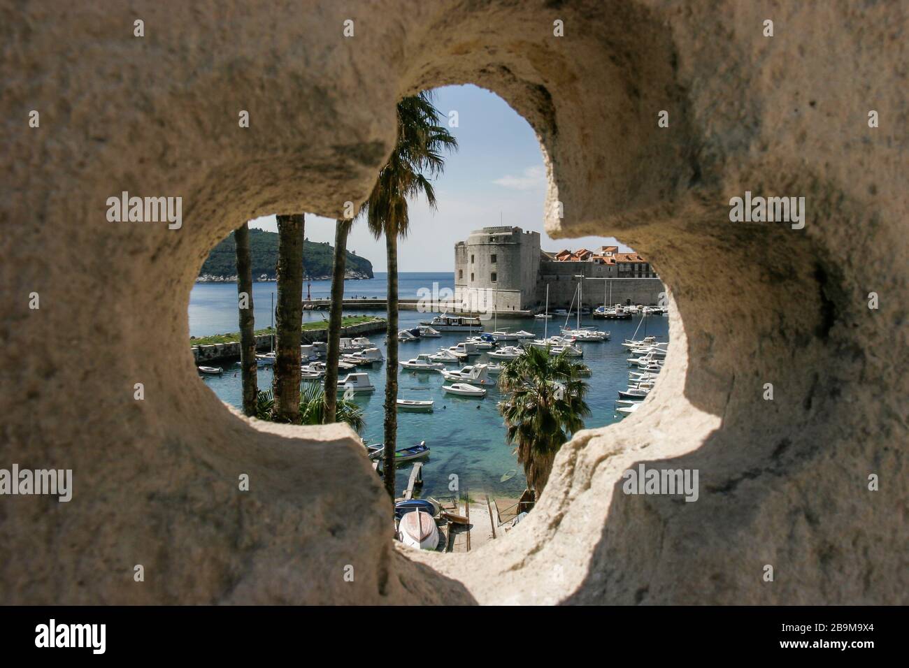 Vista della Città Vecchia di Dubrovnik, il porto della città e San Giovanni Rocca. Dubrovnik, Dalmazia, Croazia, Europa Foto Stock