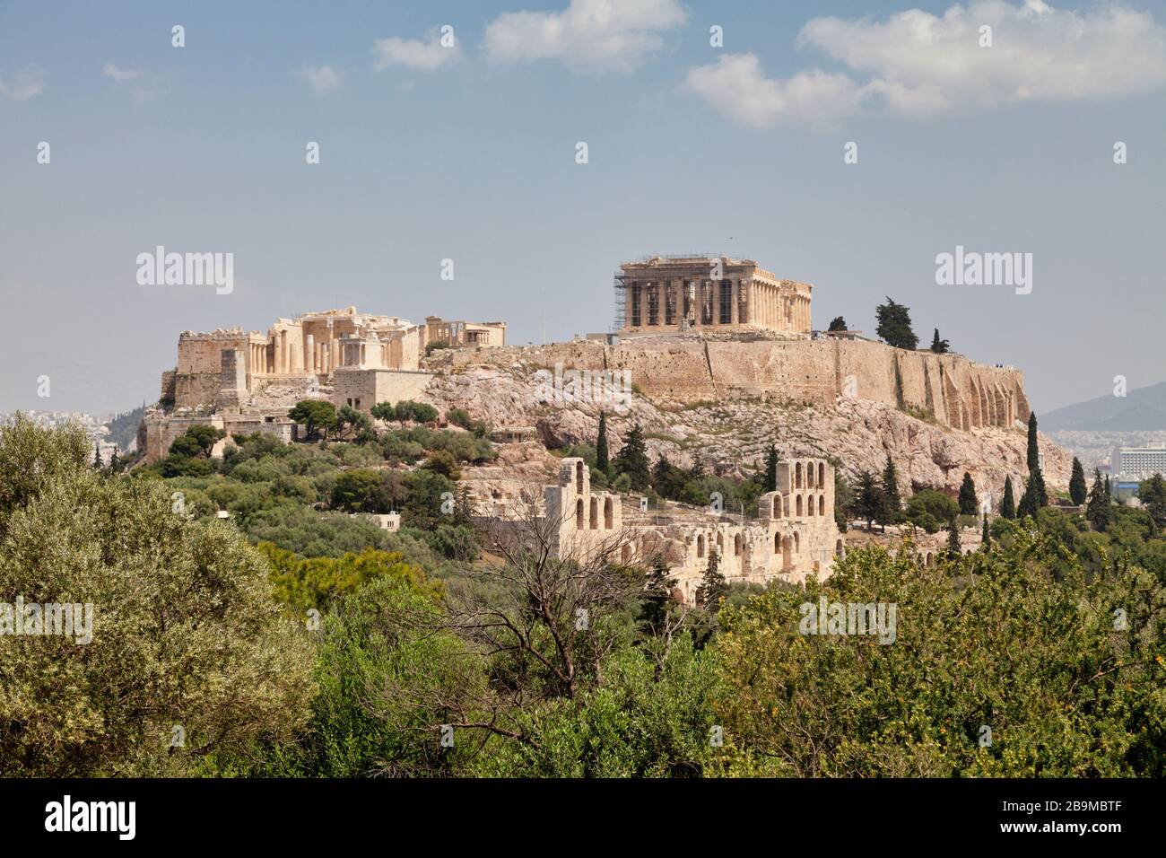 L'Acropoli di Atene è un'antica cittadella situata su uno sperone roccioso sopra la città che contiene le rovine di molti edifici antichi. Foto Stock