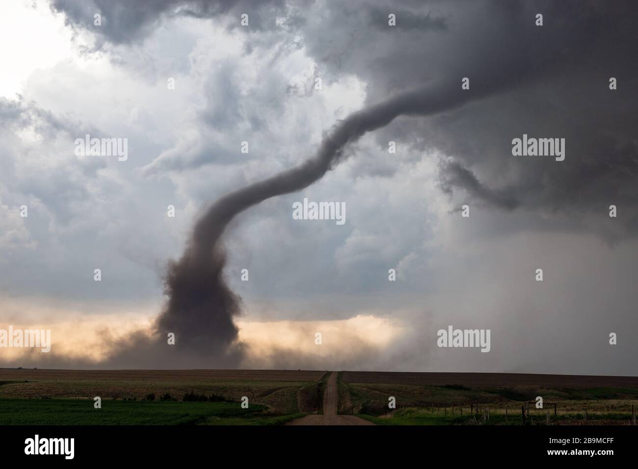Tornado da un temporale supercellulare attraversa un campo durante una grave epidemia meteorologica vicino a McCook, Nebraska, USA Foto Stock