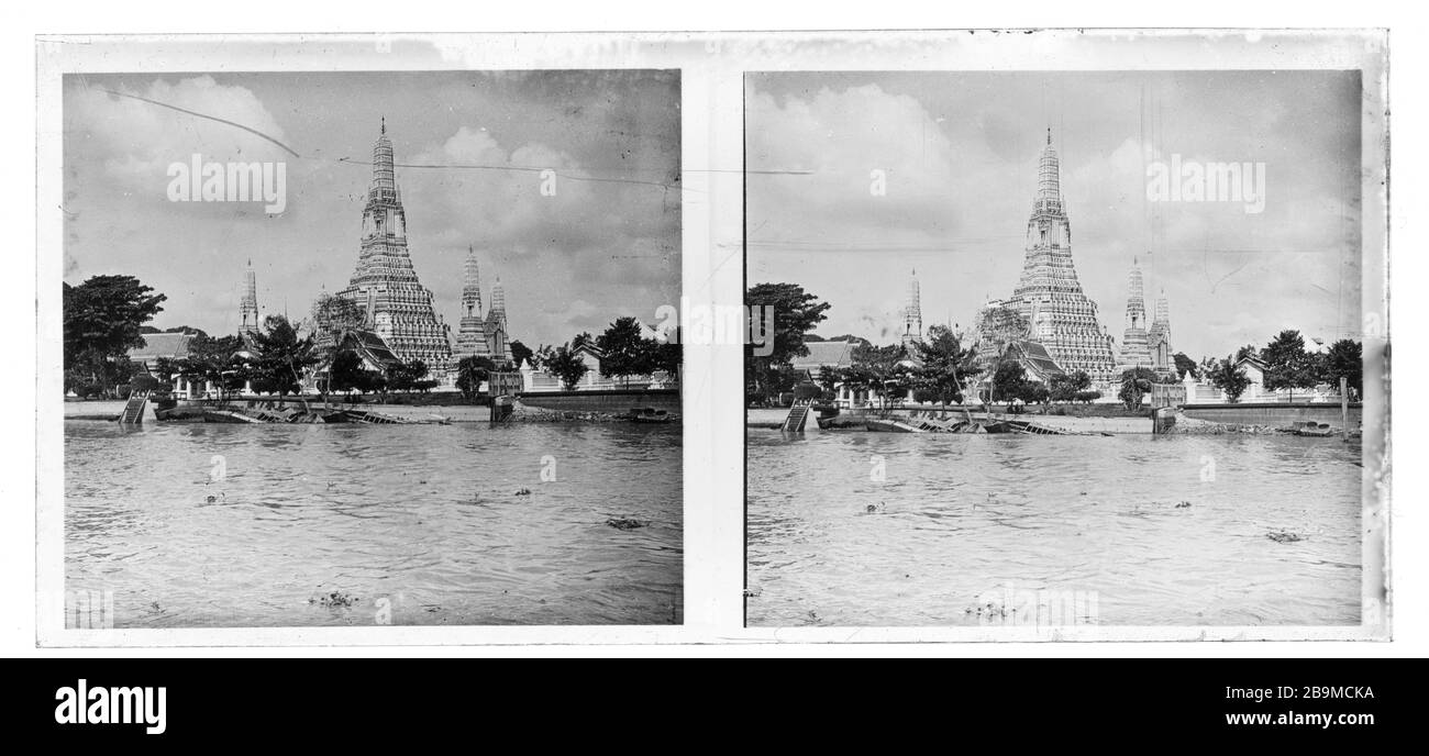 Wat Arun Ratchawaram Ratchawaram Ratchawaramahawihan Wihan (Tempio dell'alba) fotografia stereoscopica presa dal fiume Chao Praya a Bangkok intorno all'anno 1910. Una nave relitto protudes dal fiume. Fotografia su lastra di vetro asciutta della collezione Herry W. Schaefer. Foto Stock