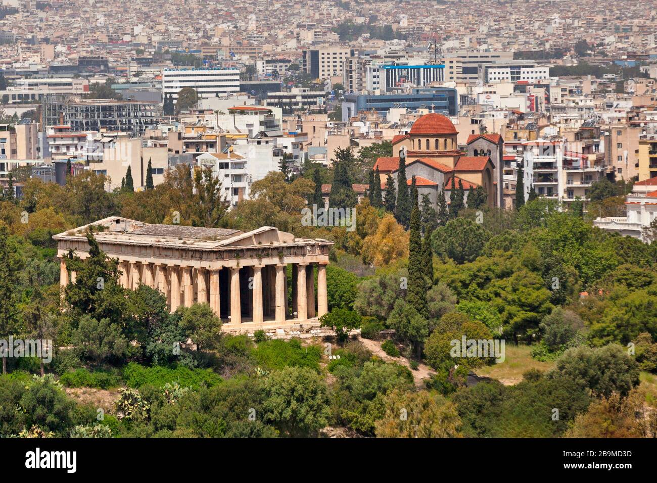 Atene, Grecia - Aprile 28 2019: Veduta aerea del Tempio di Efesto (o Efaisteion), con alle spalle la Chiesa della Santissima Trinità. Foto Stock