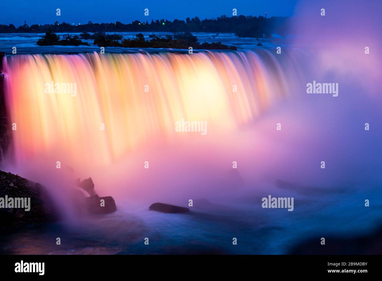 Luce colorata sulle Cascate del Niagara Foto Stock