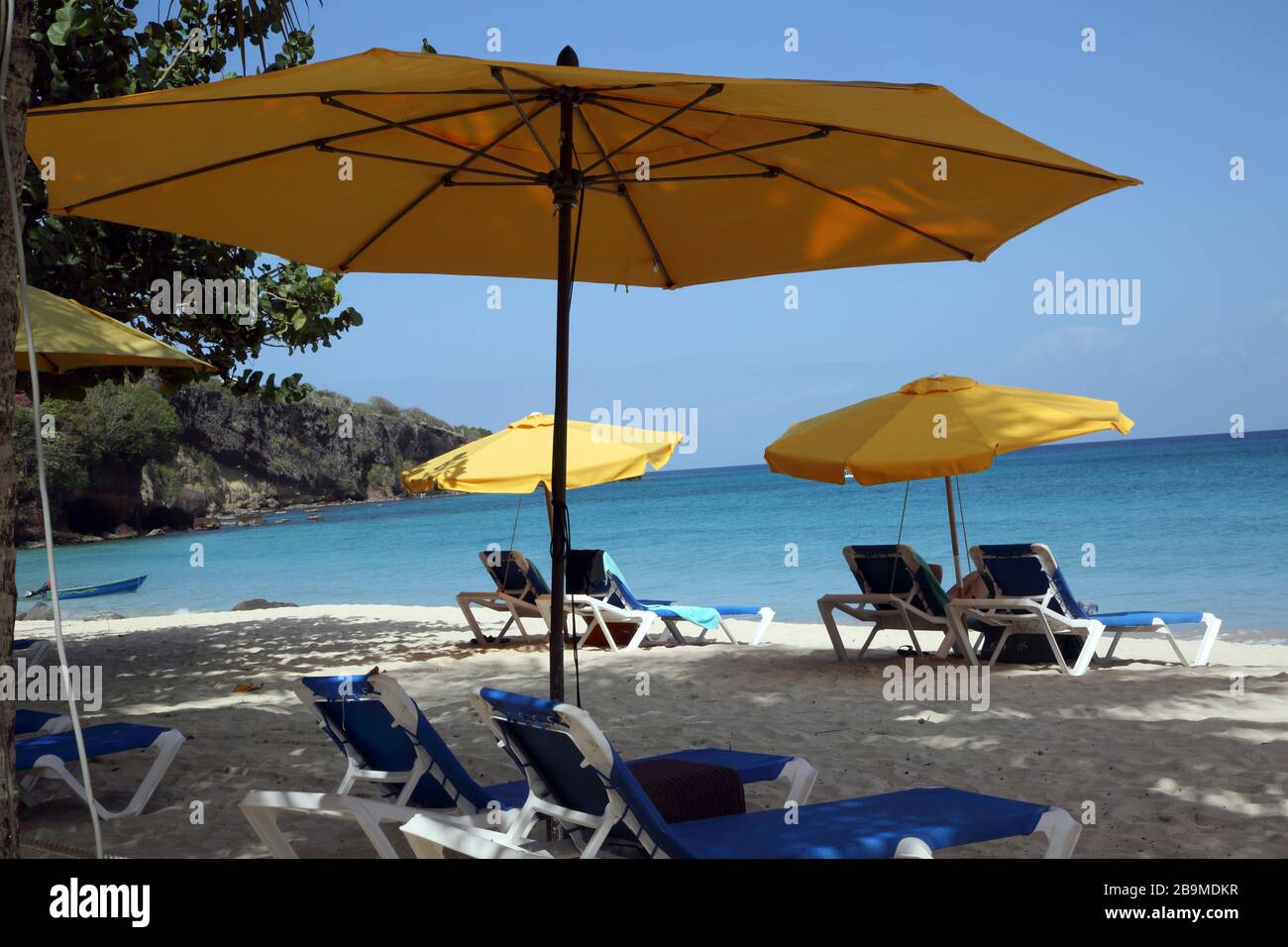 Grand Anse Beach Grenada ombrelloni e lettini vuoti Foto Stock