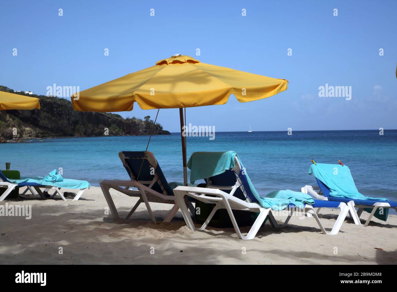 Grand Anse Beach Grenada ombrelloni e lettini vuoti Foto Stock
