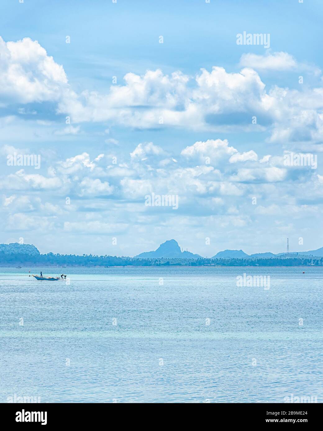 La vista della terraferma di Thailands da una delle sue isole. Foto Stock