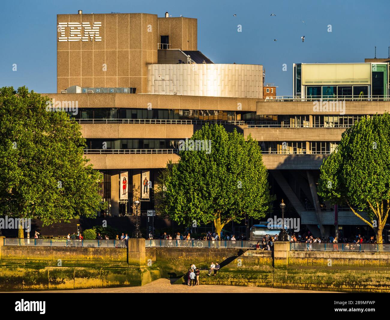 IBM Southbank London - The brutalist style riverside IBM uffici a Londra il South Bank, architetto Denys Lasdun 1985 (anche il Teatro Nazionale della porta accanto) Foto Stock