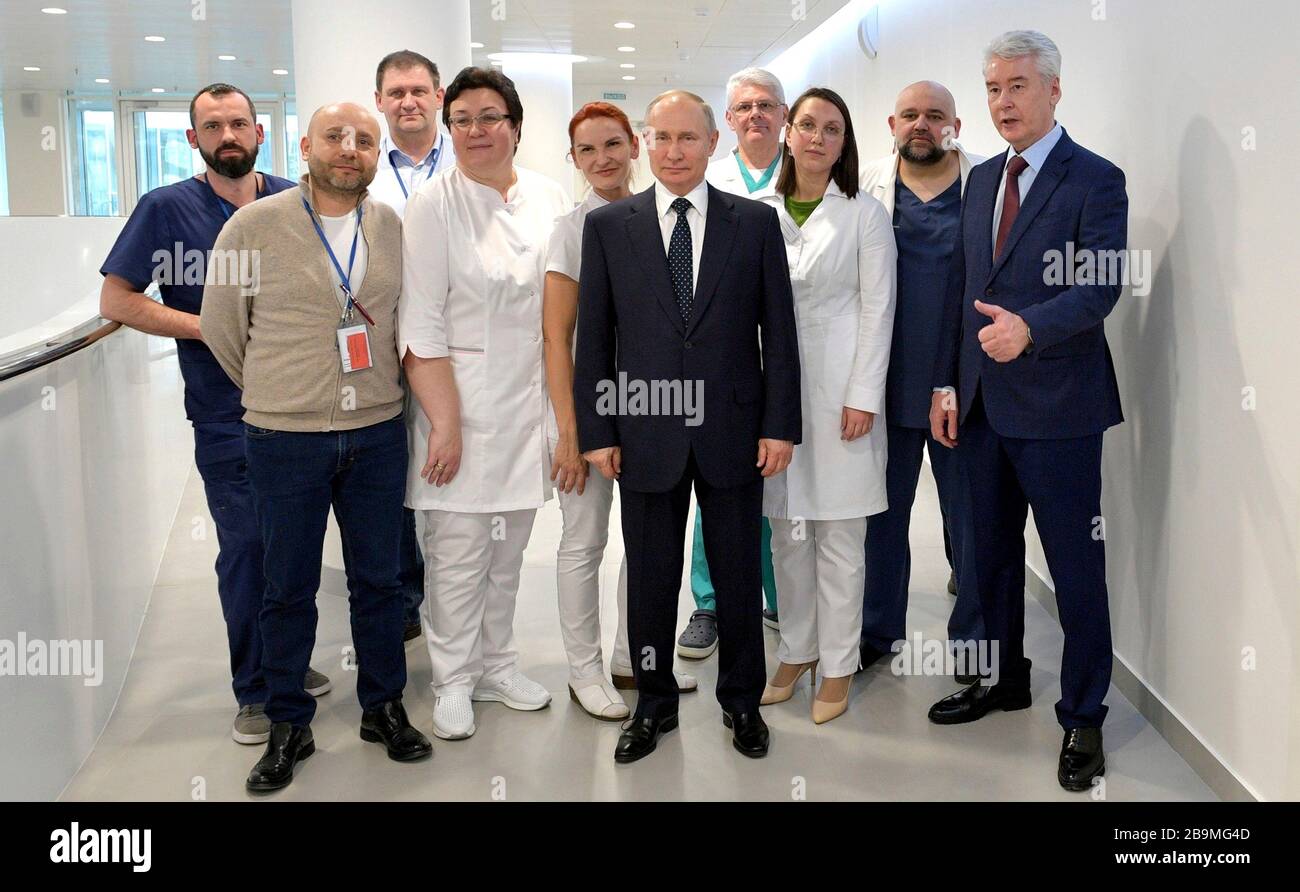 Kommunarka, Russia. 24 Marzo 2020. Il presidente russo Vladimir Putin, centro, e il sindaco di Mosca Sergei Sobyanin, a destra, posano con il personale medico durante una visita ai pazienti affetti da coronavirus presso il City Clinical Hospital No. 40 marzo 24, 2020 a Kommunarka, Russia. La Russia ha riportato solo 495 casi e una morte per pandemia virale. Credit: Alexei Druzhinin/Kremlin Pool/Alamy Live News Foto Stock