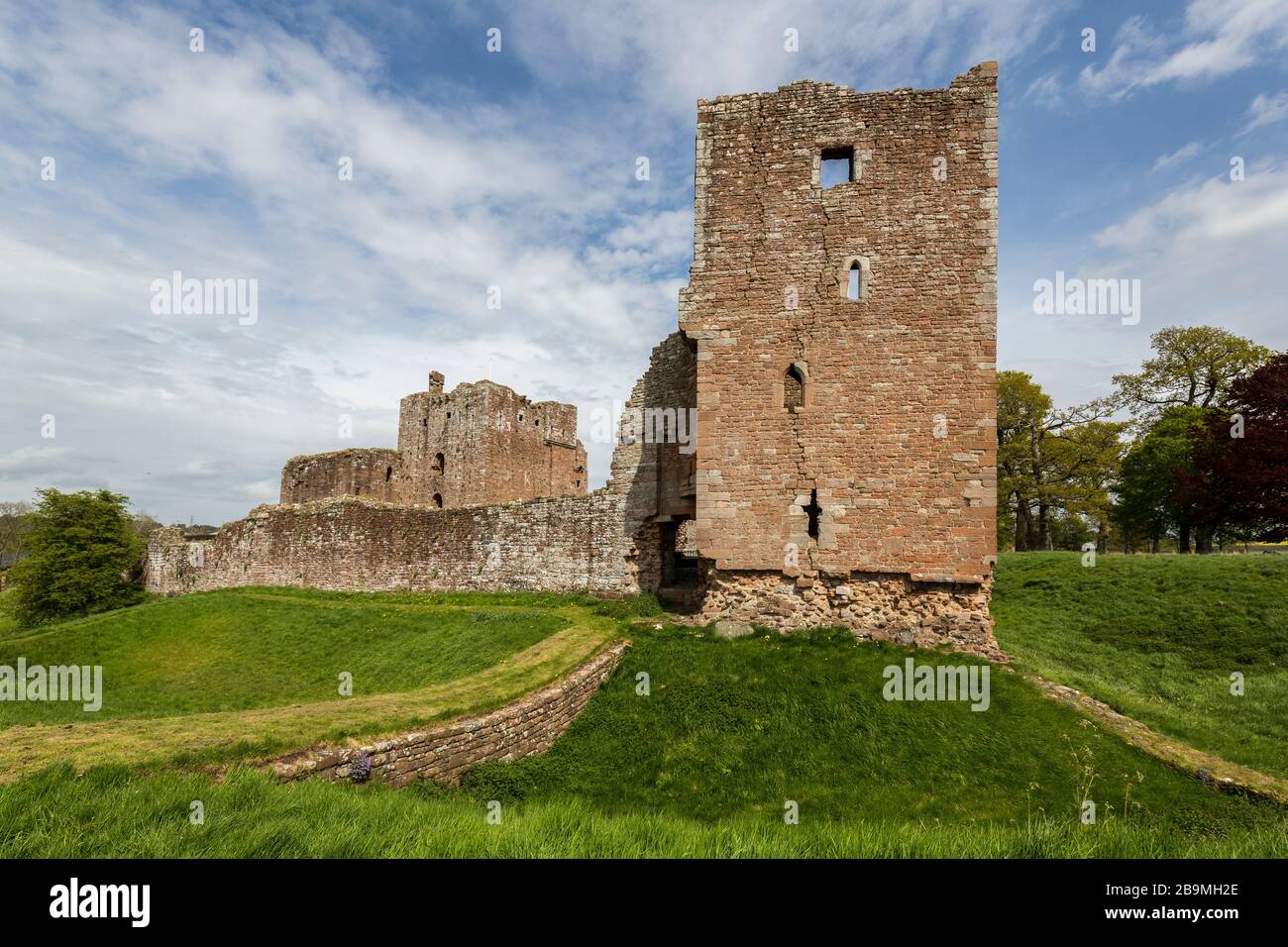 Torre della Lega con il muro di tenda e tenere dietro e ormeggiare di fronte, Brougham Castle Ruin, Cumbria, Inghilterra, Regno Unito Foto Stock