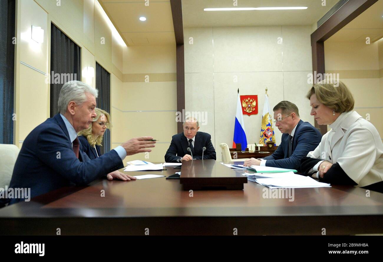 Novo-Ogaryovo, Russia. 24 Marzo 2020. Presidente russo Vladimir Putin, a destra, durante un incontro per discutere le misure per combattere la diffusione del coronavirus 24 marzo 2020 a Novo-Ogaryovo, Mosca, Russia. Partecipano: Il sindaco di Mosca Sergei Sobyanin, il vice primo ministro Tatyana Golikova, il ministro della Sanità Mikhail Murashko e il capo del servizio federale per la supervisione della protezione dei consumatori e del benessere Anna Popova. La Russia ha riportato solo 495 casi e una morte per pandemia virale. Credit: Alexei Druzhinin/Kremlin Pool/Alamy Live News Foto Stock