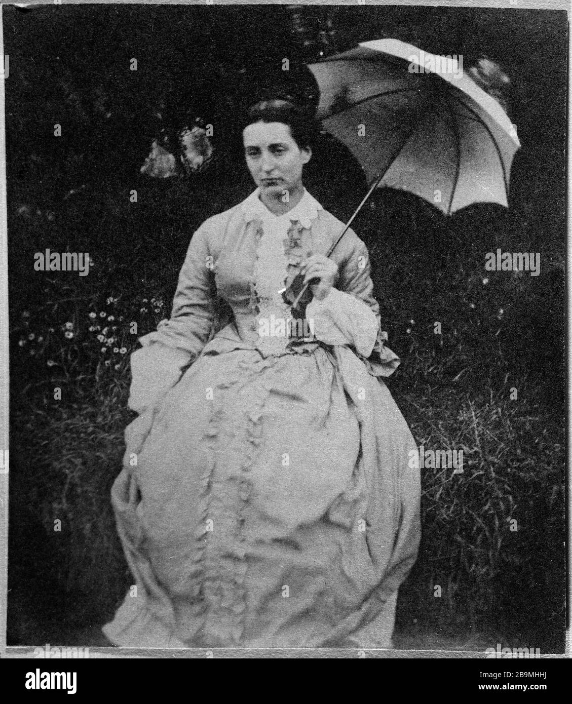 Adele Hugo con Parasol, Jersey 'Adèle Hugo à l'ombrelle, Jersey'. Photographie sur papier salé de l'Atelier de Jersey, 1853-1855. Parigi, Maison de Victor Hugo. Foto Stock