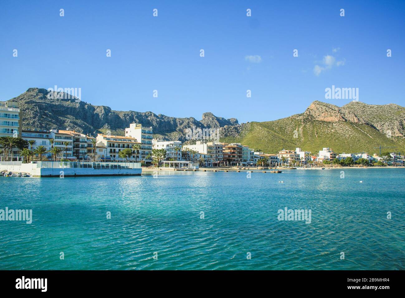 Porto tranquillo con barche a Port de Pollenca, Maiorca, Spagna Foto Stock