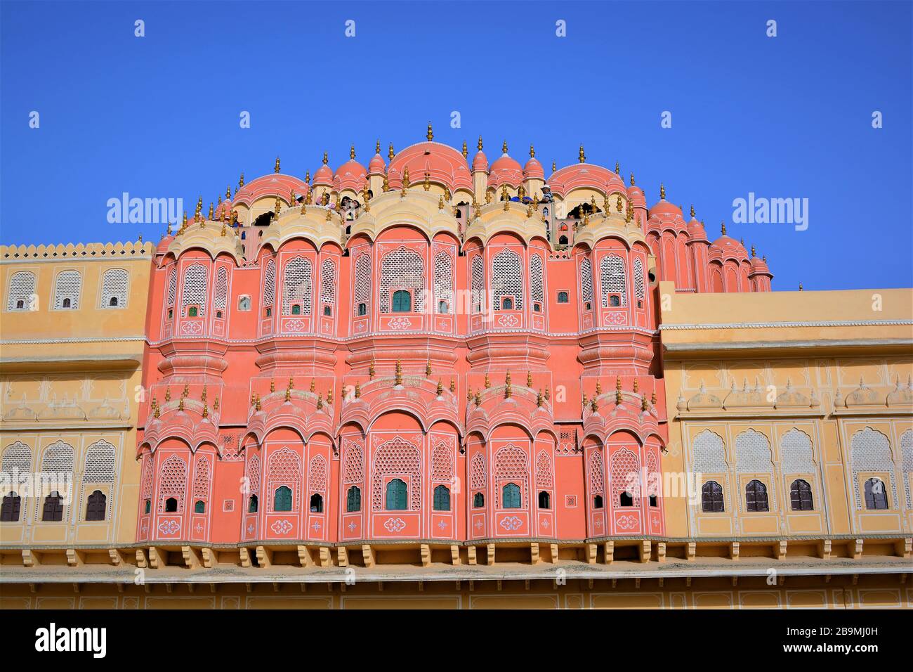 Vista impressionante di Hawa Mahal cioè Palazzo dei venti fatto con arenaria rossa e rosa, Jaipur, Rajasthan, India Foto Stock