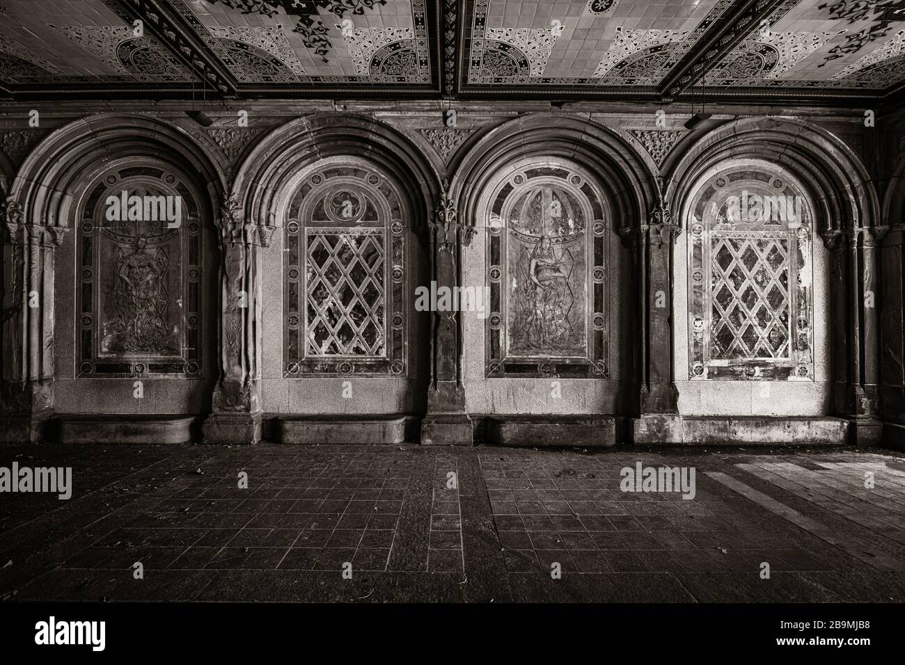 Empty Central Park con pochi pedoni come risultato dell'epidemia di coronavirus COVID-19 a New York City. Foto Stock