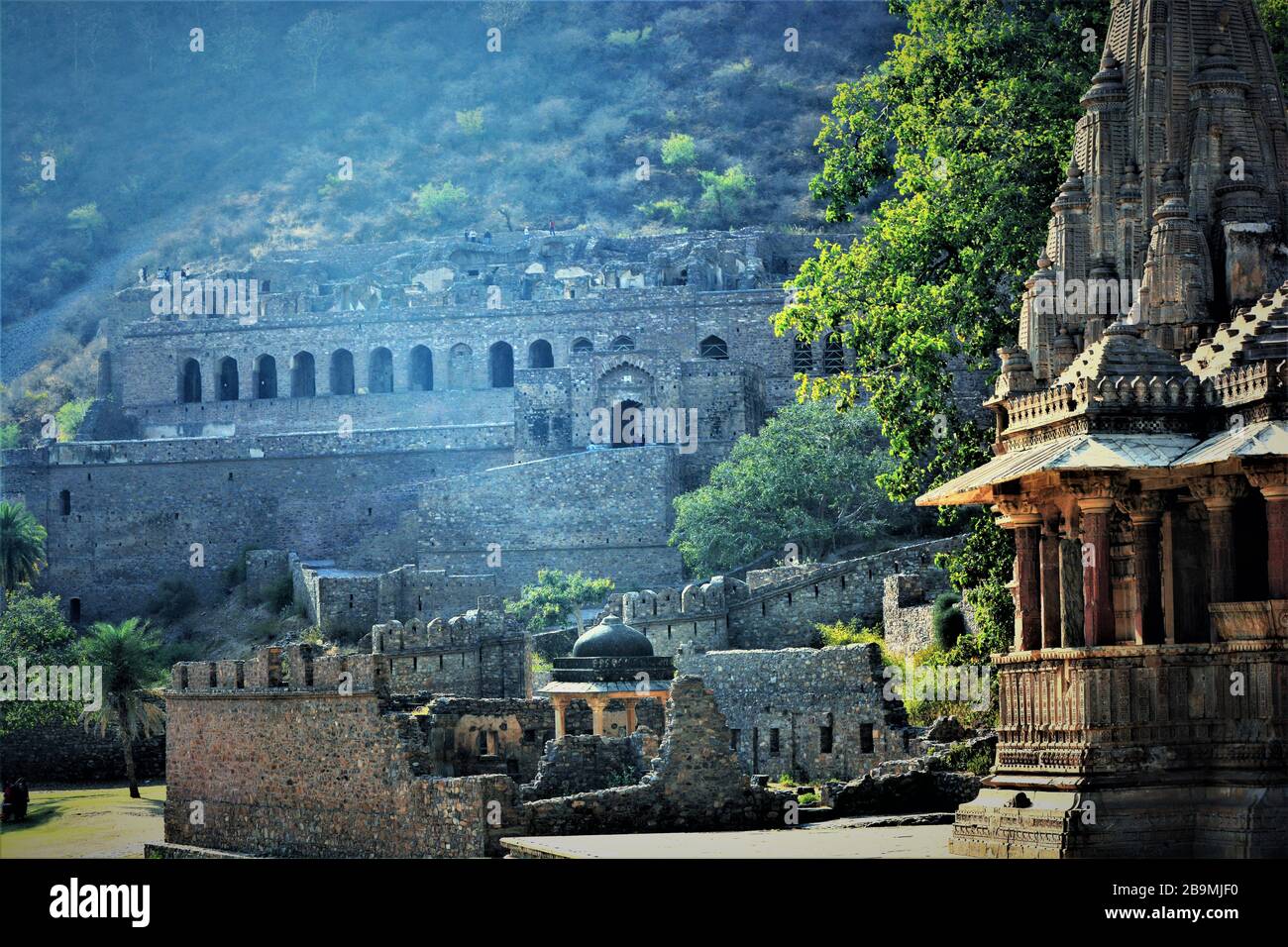Vista panoramica del forte nahargarh rovinato con tempio impressionante all'ingresso situato a Jaipur, Rajasthan, India Foto Stock
