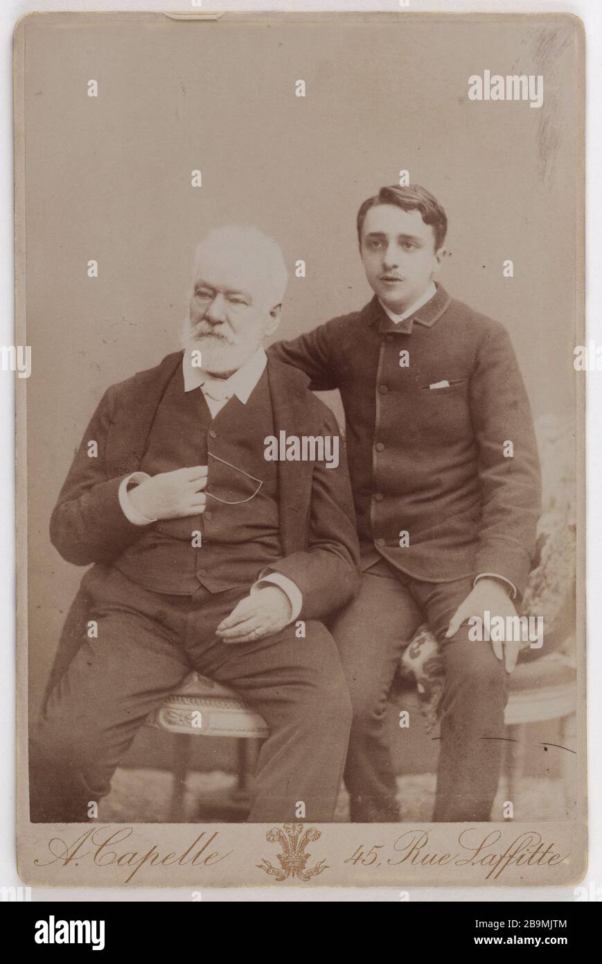 Victor Hugo e suo figlio Georges Hugo tenendolo per il collo Victor Hugo et figlio petit-fils Georges Hugo le tenant par le cou. Photographie d'Albert Capelle. Epreuve sur papier albuminé, album di carte, janvier 1885-février 1885. Parigi, Maison de Victor Hugo. Foto Stock