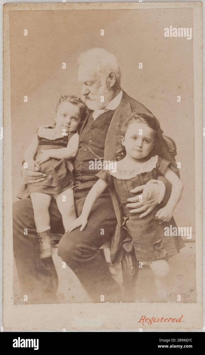 Victor Hugo con i suoi nipoti George e Jeanne Victor Hugo avec ses petits-enfants Georges et Jeanne. Albuminé di papier. Photographie d'Arsène Garnier (1822-1900), 1872. Parigi, Maison de Victor Hugo. Foto Stock