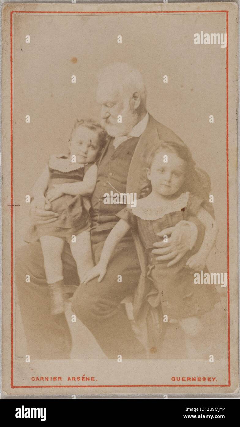 Victor Hugo con i suoi nipoti George e Jeanne Victor Hugo avec ses petits-enfants Georges et Jeanne. Albuminé di papier. Photographie d'Arsène Garnier (1822-1900), 1872. Parigi, Maison de Victor Hugo. Foto Stock