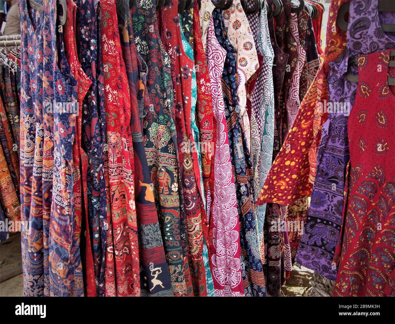 Multi colore multi stampa abiti indiani appesi a surajkund fiera artigianale, India Foto Stock