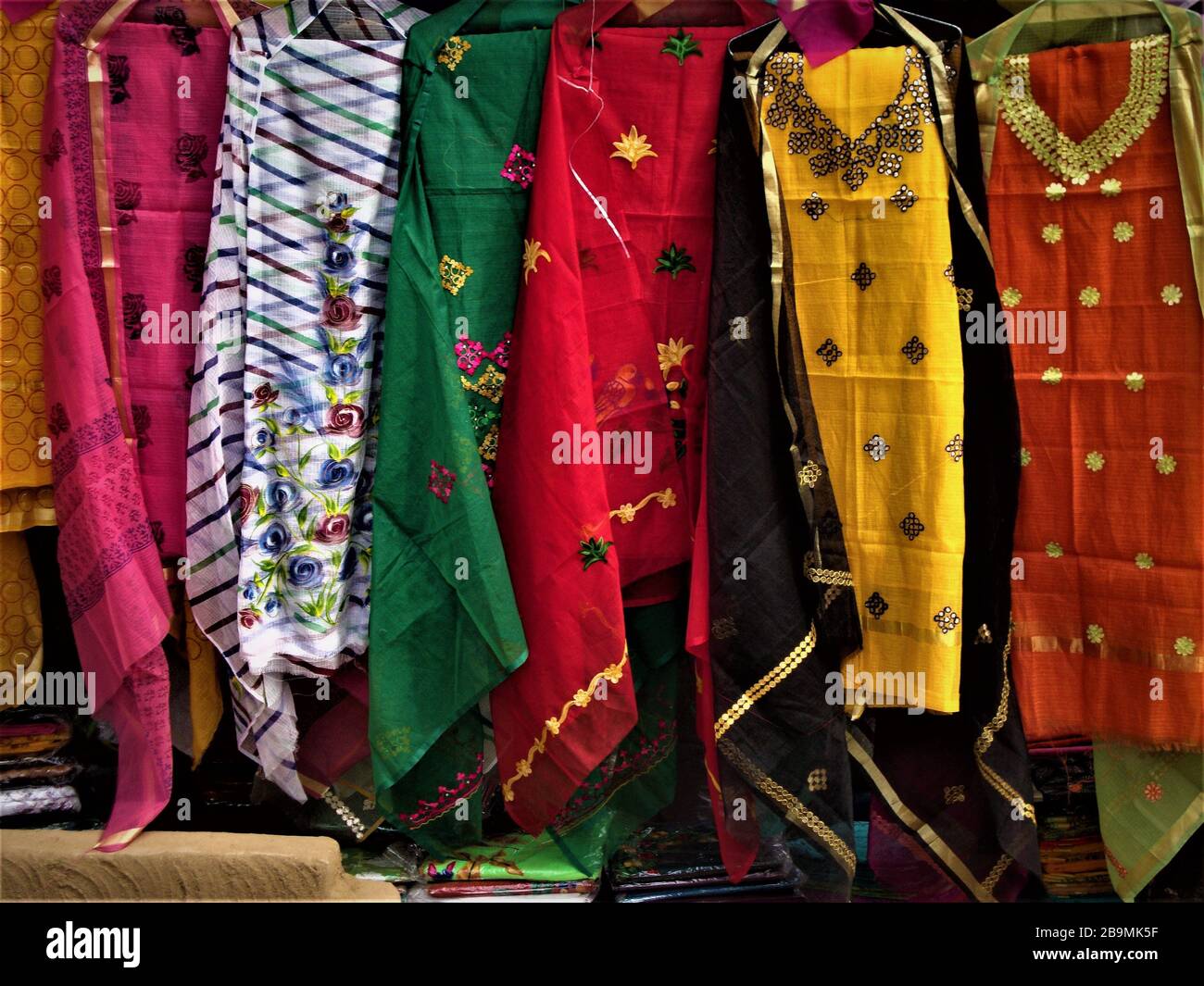 Multi colore multi stile stampato abiti indiani appesi al surajkund fiera artigianale, India Foto Stock