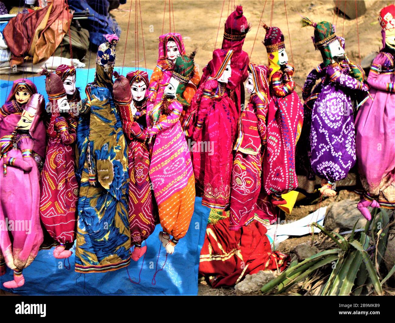 Gruppo di marionette indiane multicolori a Surajkund Craft Mela, India Foto Stock
