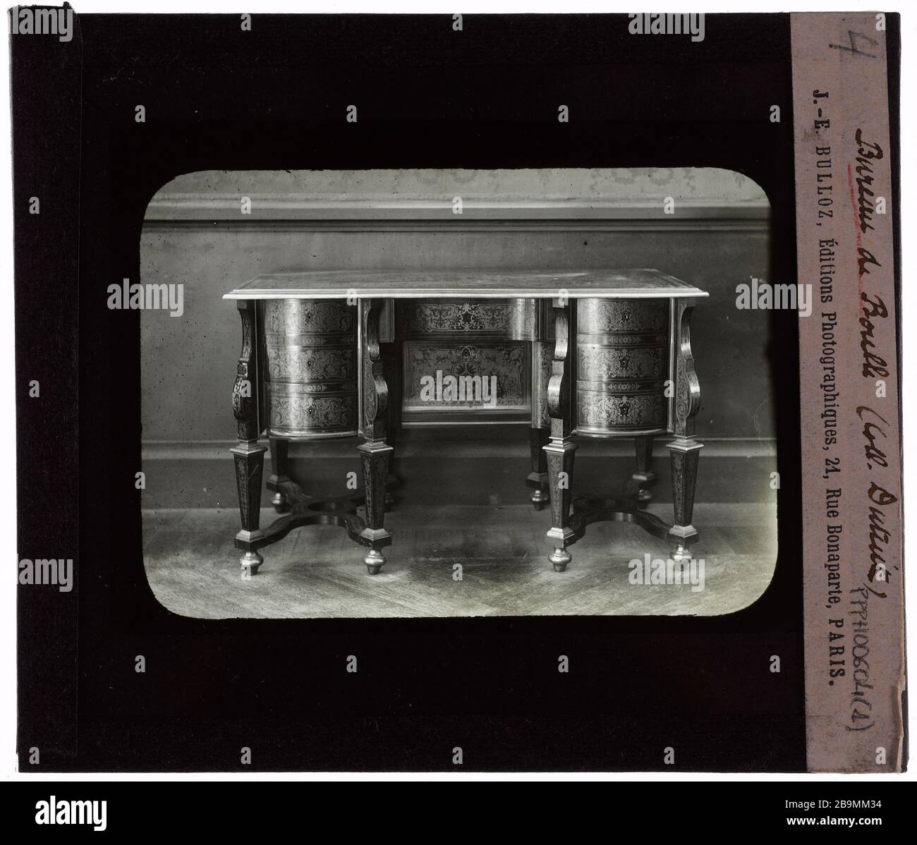 Mobili XVII e XVIII Dutuit. Boulle Bureau Meubles XVIIème et XVIIIème siècles, collezione Dutuit. "Bureau de Boulle". Plaque de Projection noir et blanc. 1900-1930. Fotografie di Jacques-Ernest Bulloz (1858-1942). Musée des Beaux-Arts de la Ville de Paris, Petit Palais. Foto Stock