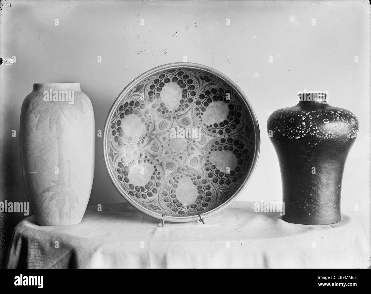 Due vasi e un piatto Anonyme. Mobilier. 'vases et un plat'. négatif à l'iodo-bromure d'argent sur plaque de verre. 1900-1930. Musée des Beaux-Arts de la Ville de Paris, Petit Palais. Foto Stock