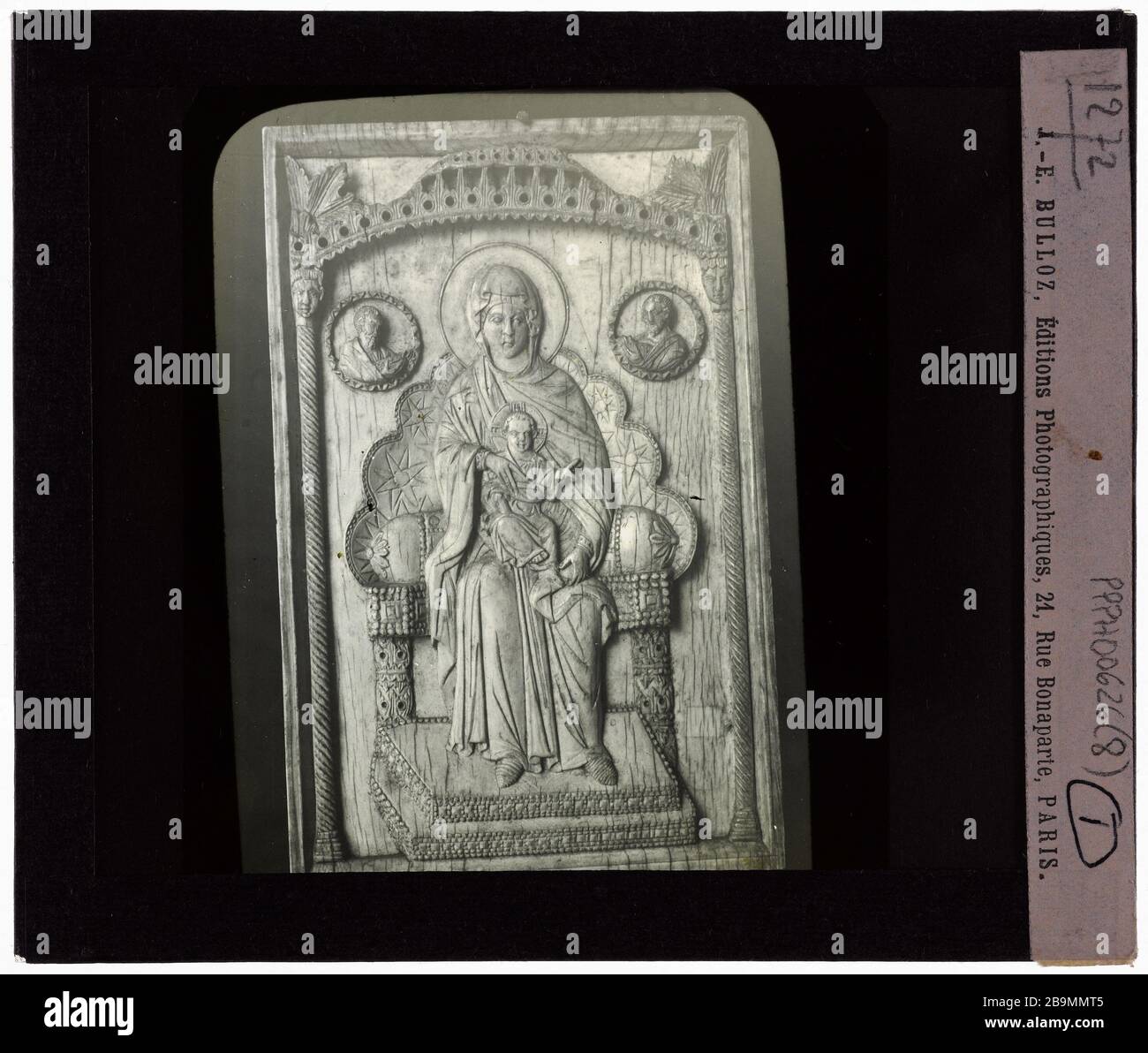 Pewter, avorio, Vergine d'avorio in Maestà di Itani, ivoires. Vierge en majesté in costa d'avorio. Plaque de Projection noir et blanc. 1900-1930. Fotografie di Jacques-Ernest Bulloz (1858-1942). Musée des Beaux-Arts de la Ville de Paris, Petit Palais. Foto Stock