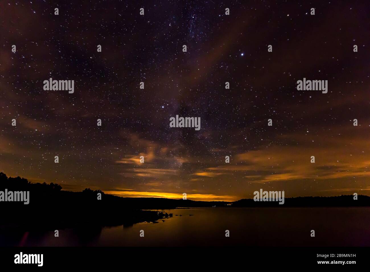 Stelle nel cielo notturno sulla foresta a Kielder, Northumberland, Regno Unito Foto Stock