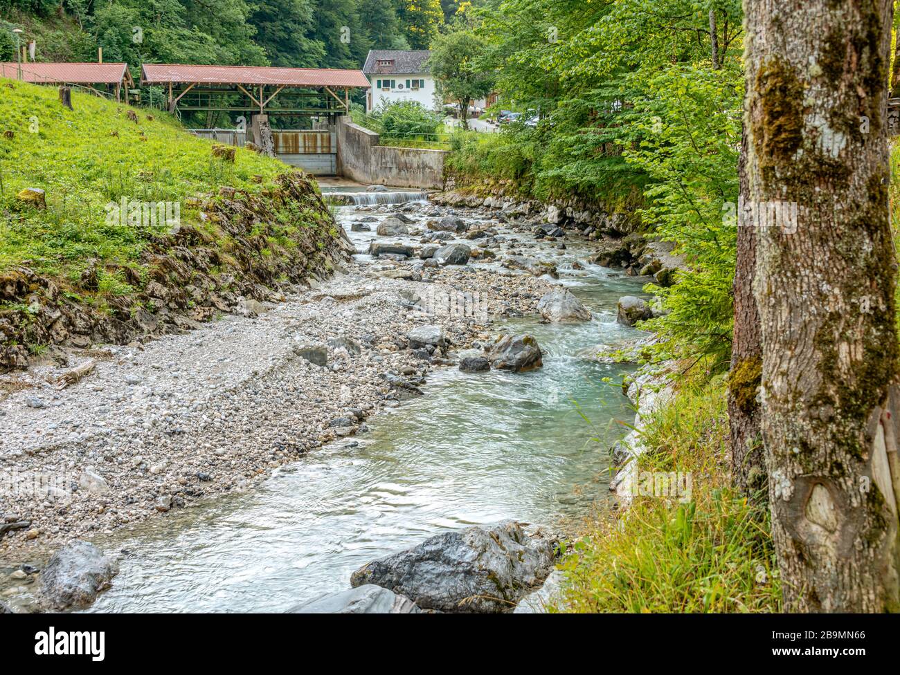 Fiume Weir sul fiume Partnach vicino al Partnachklamm a Garmisch Partenkirchen, Baviera, Germania Foto Stock