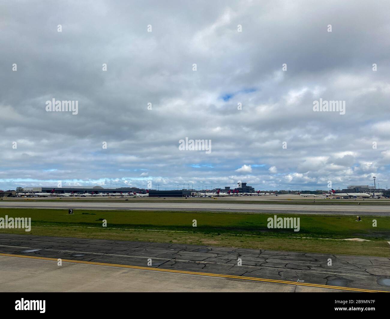 Atlanta, GA/USA-3/21/20: Sbarco all'Aeroporto Internazionale Hartsfield di Atlanta, Georgia in una giornata nuvolosa. Foto Stock