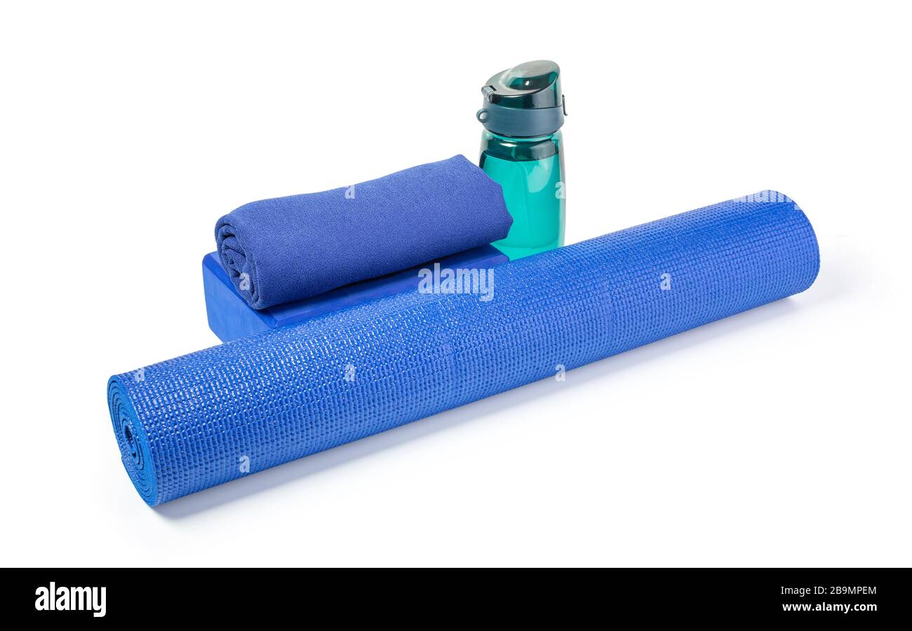 Tappetino e attrezzatura per lo yoga isolati su sfondo bianco con percorso di ritaglio Foto Stock