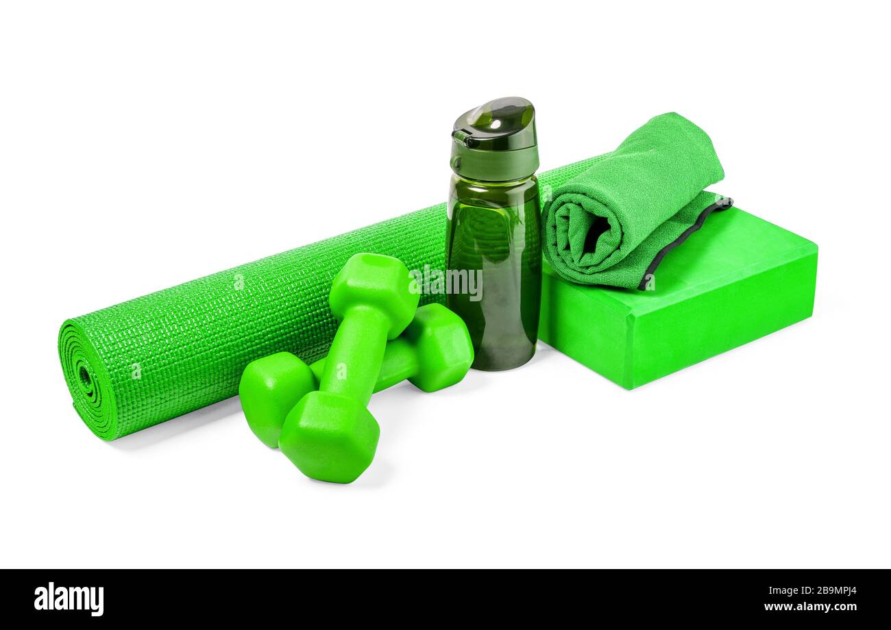 Materassino Yoga e manubri isolati su sfondo bianco Foto Stock