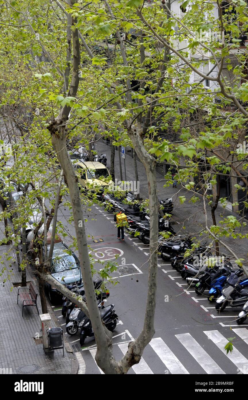 Servizio di consegna Glovo runnig, Barcelona City, a tempo pieno. Coronavirus, Covid-19, prevenzione coronavirus, Foto Stock