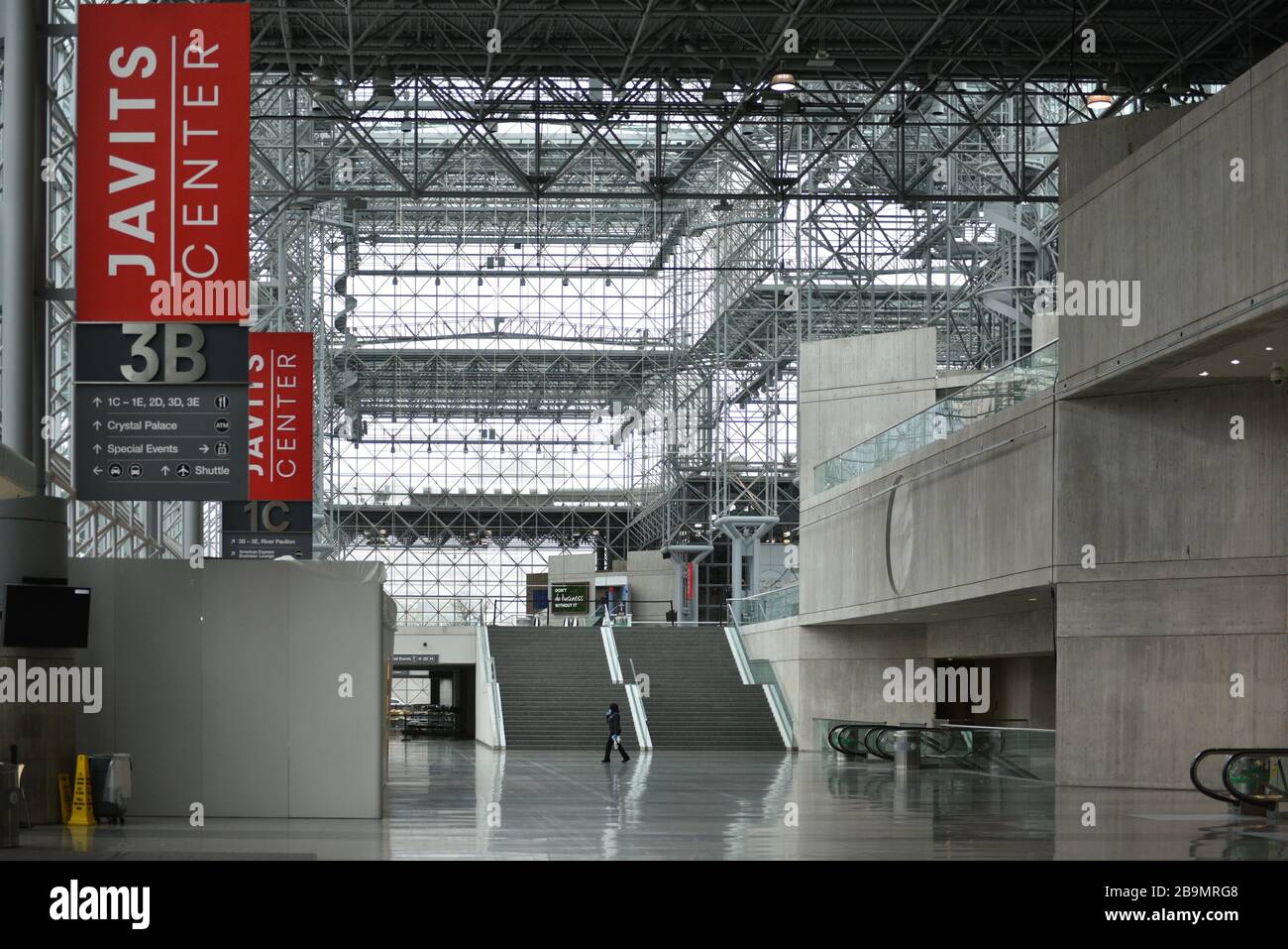 Costruzione dell'ospedale FEMA temporaneo presso il Centro Congressi Jacob K. Javits il 23 marzo 2020 a New York. Foto Stock