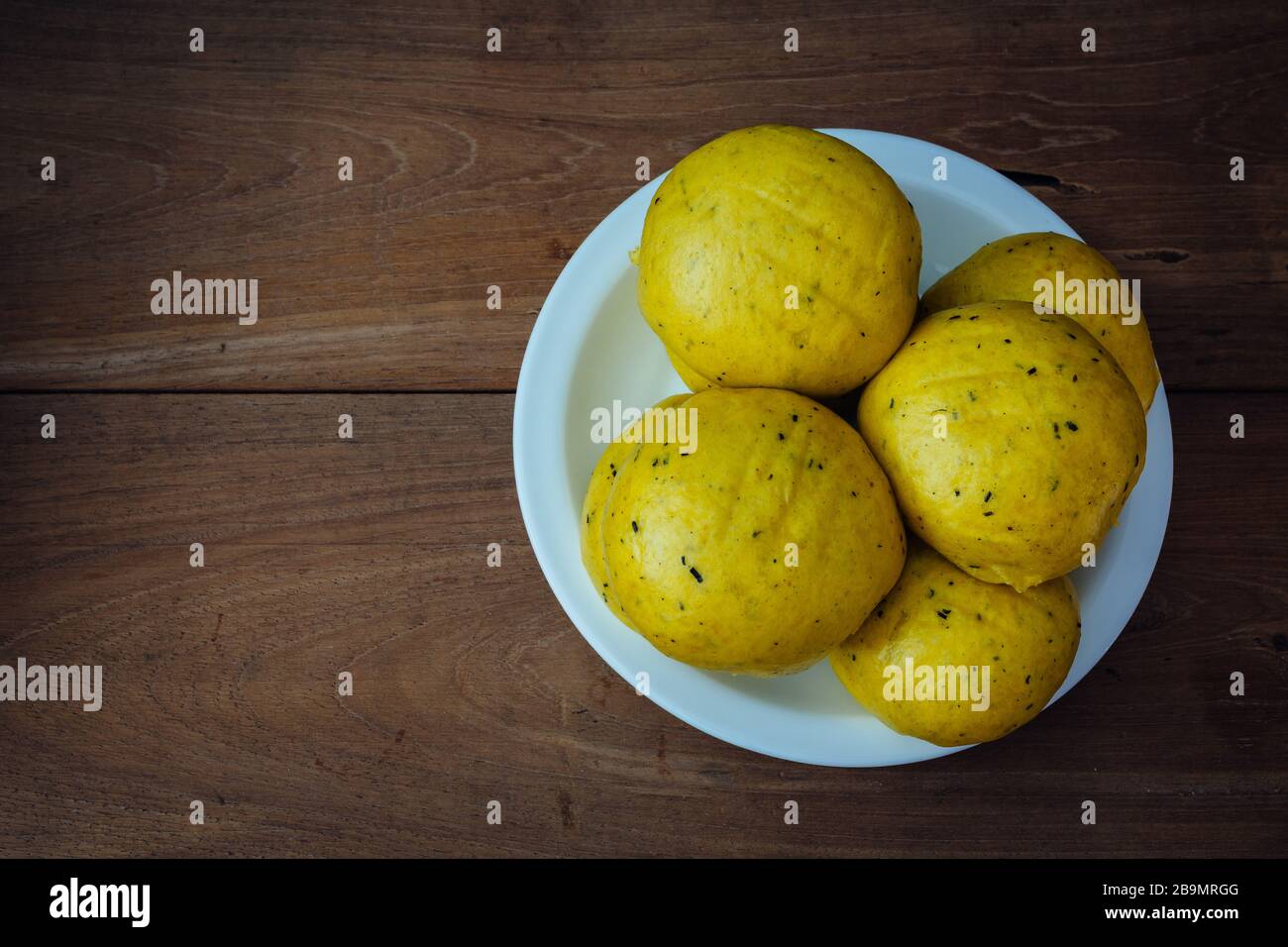 Mantou (cinese tradizionale: 饅頭), focacce al vapore cinesi/orientali fatte con carne di zucca, pronte per il pasto, fatte in casa. Colore giallo dorato naturale e gradevole Foto Stock