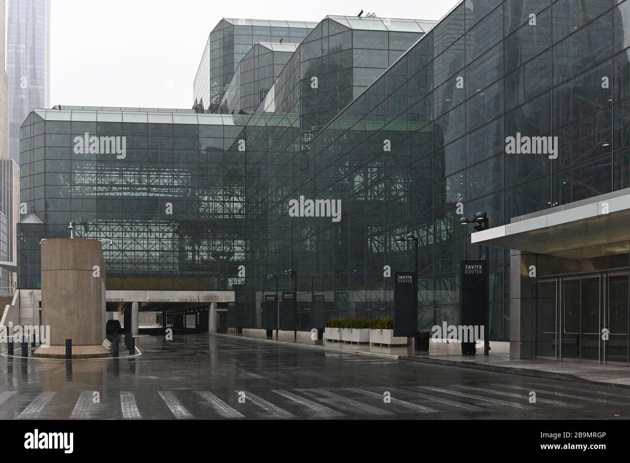 Costruzione dell'ospedale FEMA temporaneo presso il Centro Congressi Jacob K. Javits il 23 marzo 2020 a New York. Foto Stock