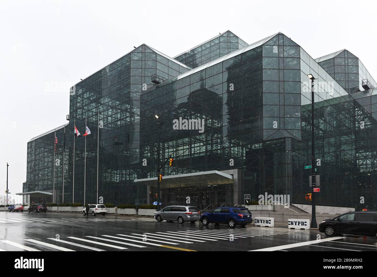 Costruzione dell'ospedale FEMA temporaneo presso il Centro Congressi Jacob K. Javits il 23 marzo 2020 a New York. Foto Stock
