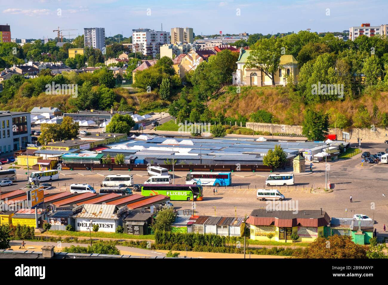 Lublin, Lubelskie / Polonia - 2019/08/18: Vista panoramica del centro della città con la stazione principale degli autobus, viale Tysiaclecia e quartieri settentrionali di Lublino Foto Stock