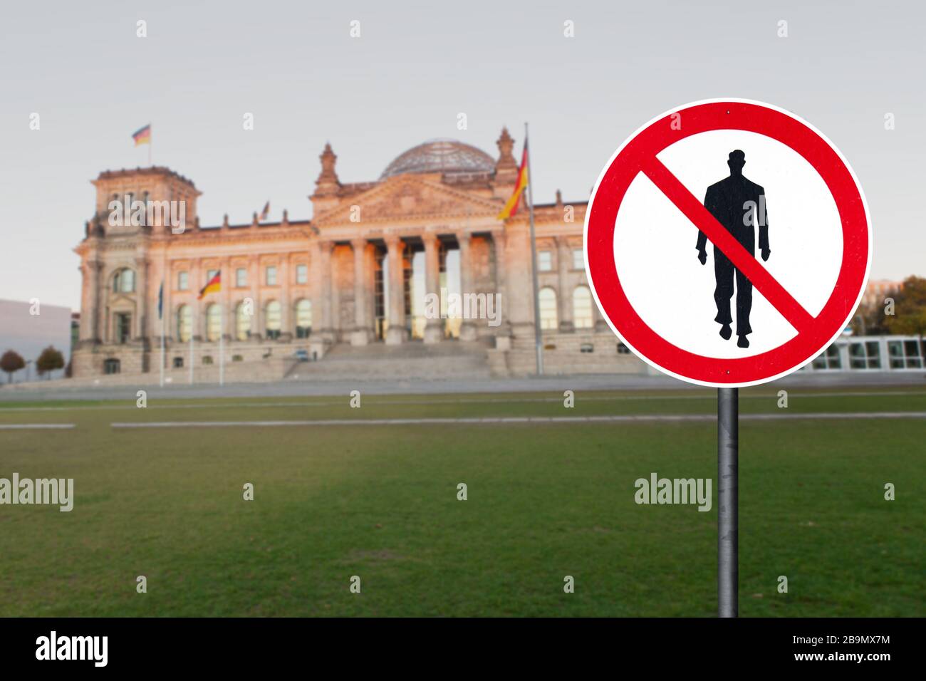 Segno di divieto di persone che camminano. Isolamento automatico in quarantena Foto Stock