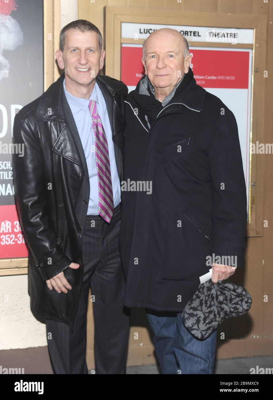 ***FILE PHOTO*** Terrence McNally Dies a causa delle complicazioni di Coronavirus. New York, NY- Marzo 10: Thomas Joseph Kirdahy e Terrence McNally partecipano alla serata di apertura "mano a Dio" al Teatro Lucille Lortel il 19 Marzo 2014 a New York City. Credito: John Palmer/MediaPunch Foto Stock