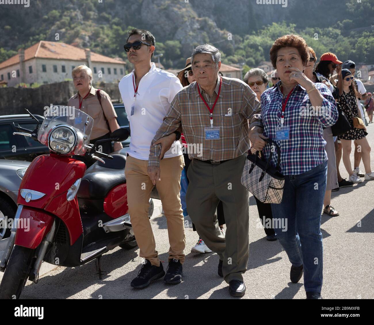 Montenegro, 17 settembre 2019: Un gruppo di turisti cinesi per le strade della città vecchia di Cattaro Foto Stock