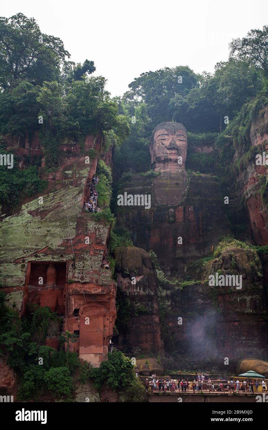 Il Buddha Gigante di Leshan si trova nel picco Qifeng del Monte Lingyun, nella città di Leshan, nella provincia di Sichuan, in Cina Foto Stock