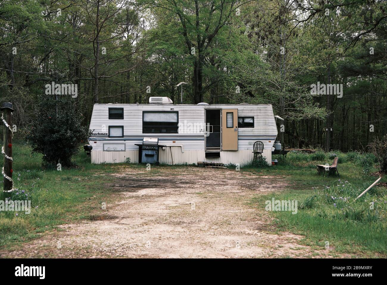 Singola piccola casa rimorchio alla fine di una strada sterrata in povertà colpita rurale Alabama, Stati Uniti. Foto Stock