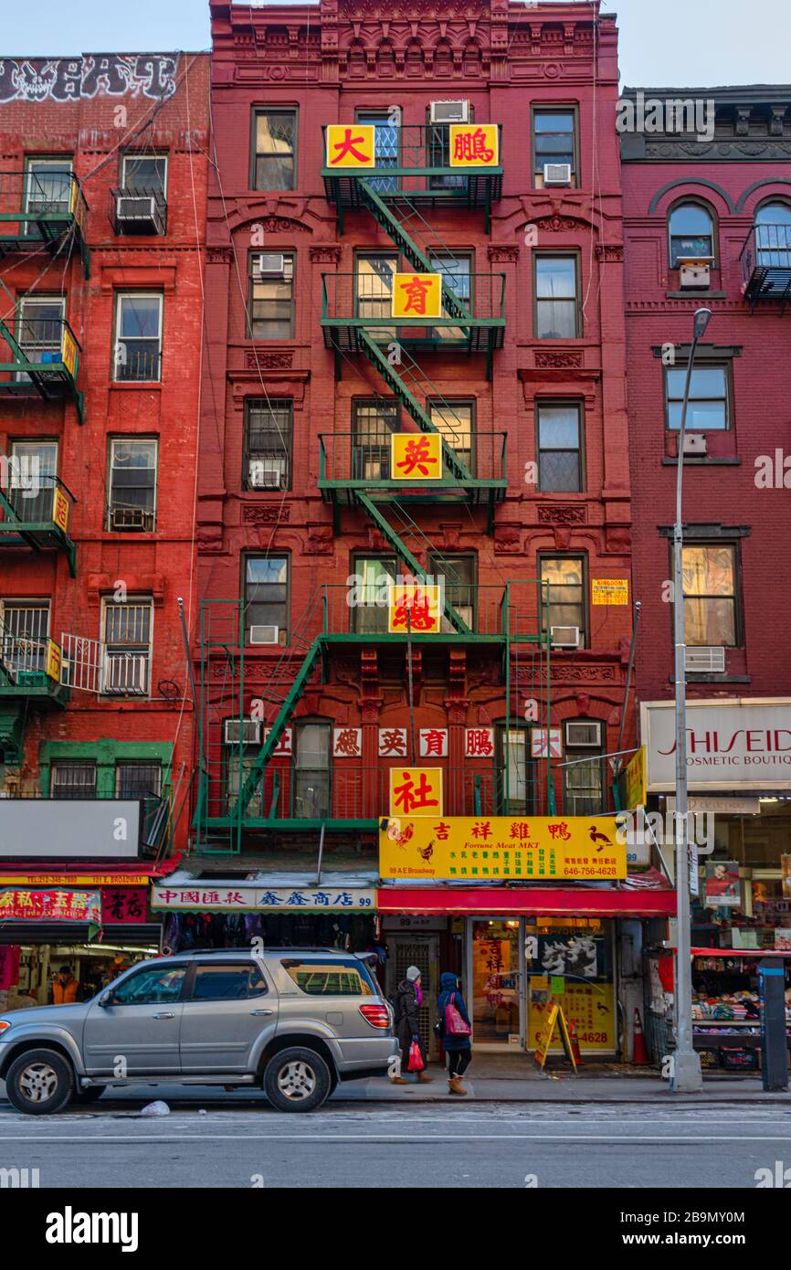Il quartiere di Chinatown nella parte bassa di Manhattan, vista di NYC, mostra i negozi della strada con lettere cinesi, simboli e persone a piedi Foto Stock