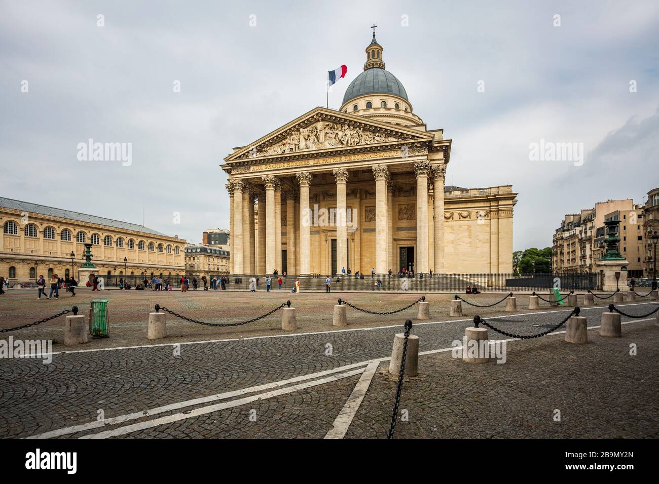 Pantheon di Parigi con la bandiera francese issata in un pomeriggio nuvoloso. Foto Stock