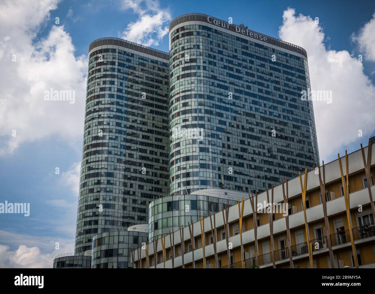 Cœur Défense, uno dei numerosi edifici di architettura moderna del quartiere finanziario di Parigi in un pomeriggio estivo. Foto Stock