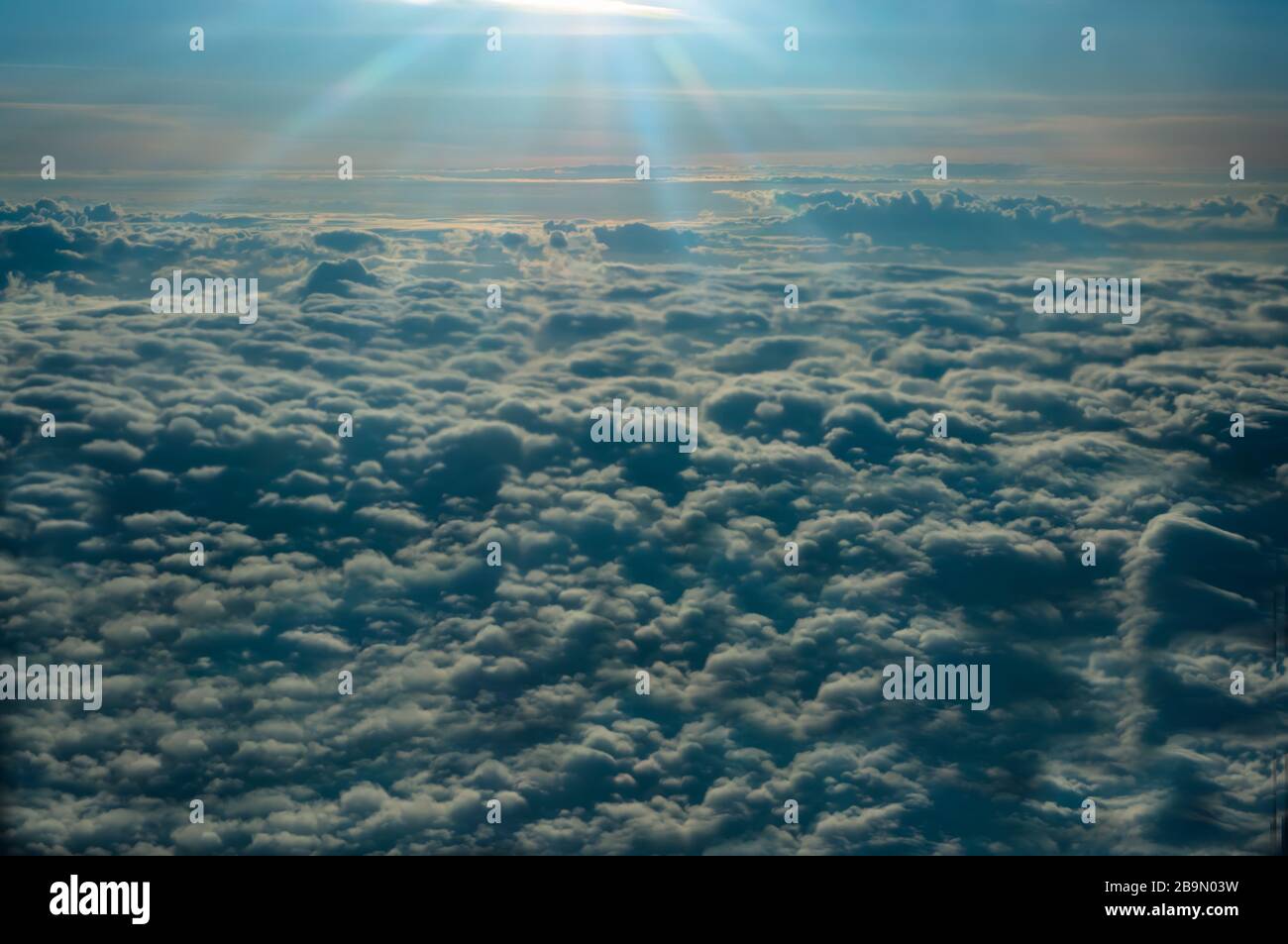 Vista dalla finestra dell'aereo in volo . Il sole, il cielo, le nuvole. Fantastico paesaggio, bella background.Concept dell'inizio. Foto Stock