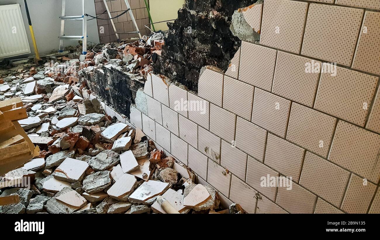 Rovinato stanza abbandonata in una casa che richiede major repairs.Waste in Un vecchio camera in rovina. Abbandonato industrial building.steel vandalism all'interno del cemento Foto Stock