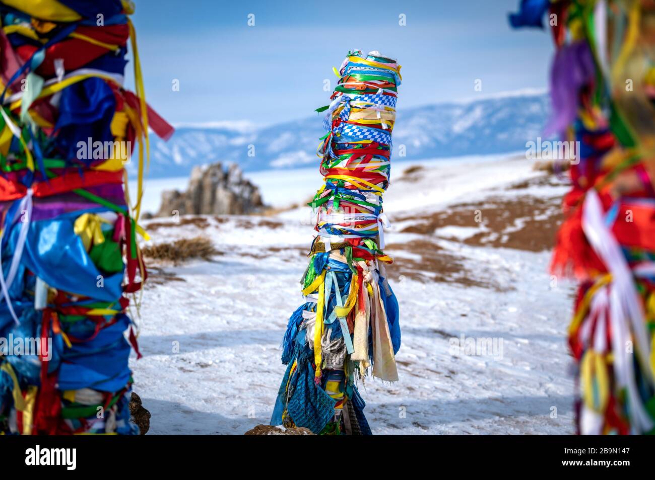 Colore di shamanic e buddista pregare sull'isola di Olkhon sul lago Baikal, in Russia. Vista del roc sacro e camanico Foto Stock