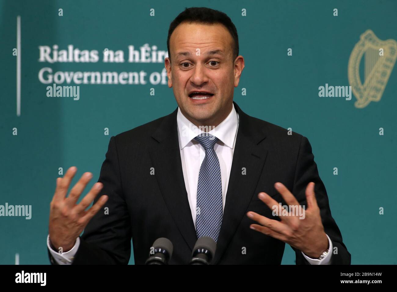 Dublino, Irlanda. 24 Marzo 2020. Taoiseach e il leader di fine Gael Leo Varadkar hanno parlato con i media negli edifici governativi mentre è stato Unito dai colleghi del governo per fornire un briefing ai media sulle ultime azioni del governo in risposta a Covid-19. Consigliano alle persone di non lasciare le loro case tranne che per motivi di lavoro, cibo o medici. Inoltre, vietano più di quattro riunioni. Tutti gli eventi sportivi al coperto saranno vietati, senza che nel paese si svolga alcuna attività sportiva. Foto: Sam Boal/RollingNews.ie Credit: RollingNews.ie/Alamy Live News Foto Stock